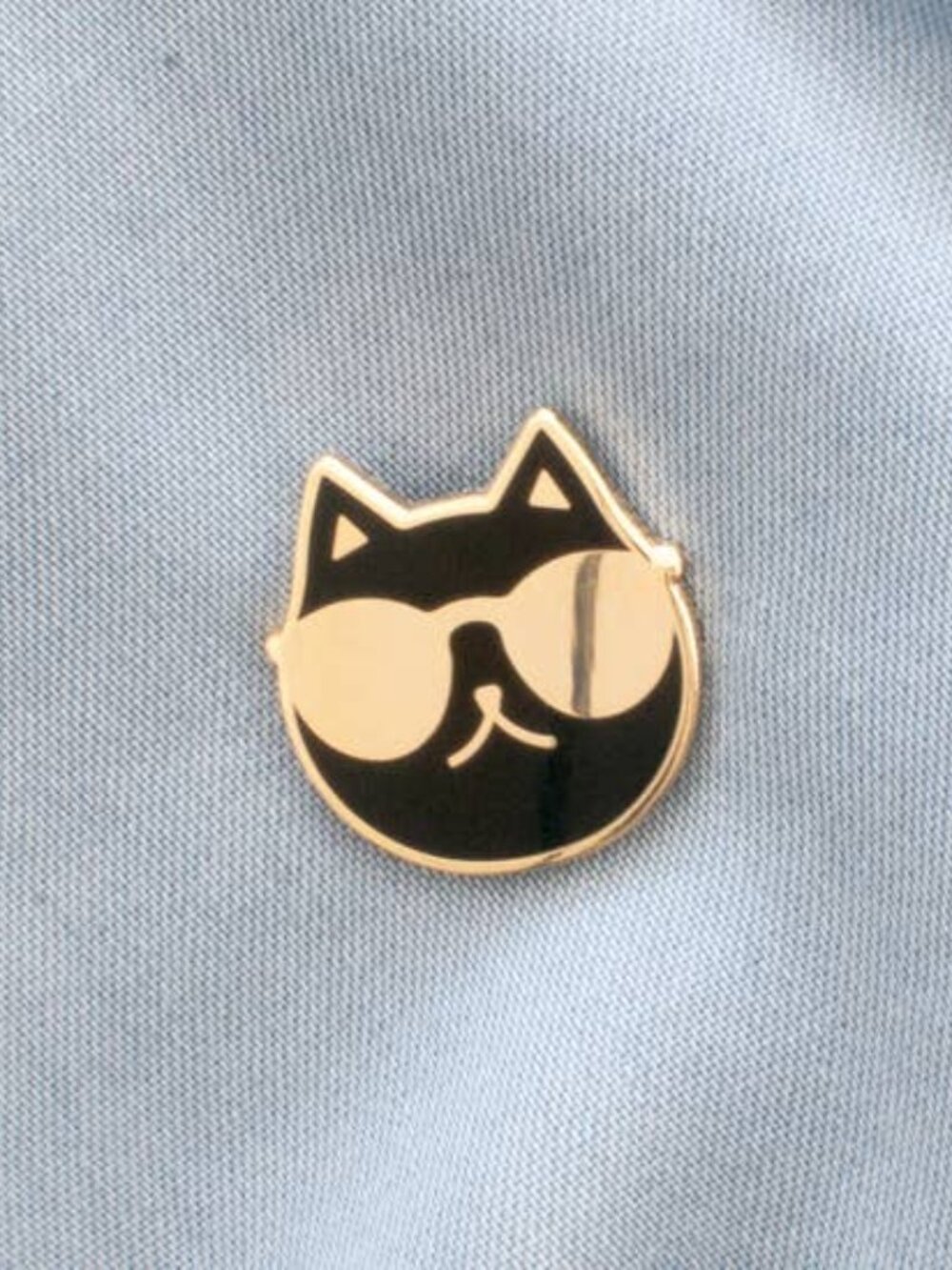 Black cat sunglasses pin